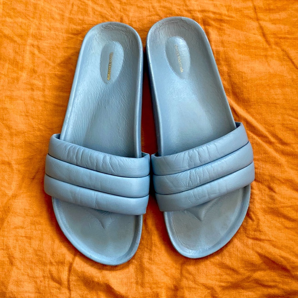 Baby blue Beatrice Valenzuela padded slides
